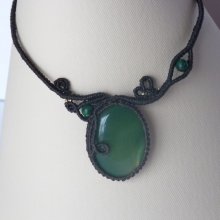 Schokoladenbraune Halskette aus Mikro-Makramee mit einem grünen Edelstein